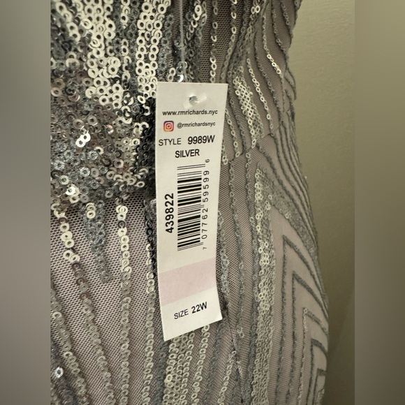 Plus Dress 🩶 - Picture 8 of 12